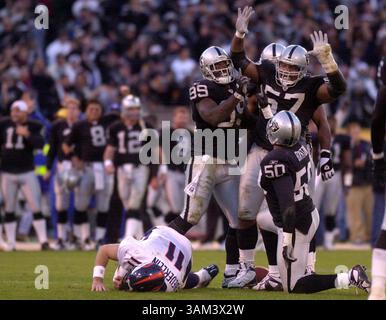 22. Dezember 2002 - USA - KRT SPORTS STORY SLUGGED: DENVER-RAIDERS KRT FOTO VON JOSE CARLOS FAJARDO/CONTRA COSTA TIMES (22. Dezember) OAKLAND, CA -- Oaklands Rod Coleman feiert mit beiden Händen im Network Associates Coliseum in Oakland, Kalifornien, nach dem Entzug von Steve Beuerlein im vierten Viertel ihres Spiels am Sonntag, 22. Dezember 2002. (Mvw) 2002 (Bild: © Jose Carlos Fajardo/mct/ZUMAPRESS.com) Stockfoto