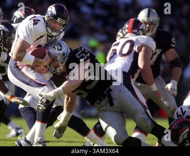 22. Dezember 2002 - USA - KRT SPORTS STORY SLUGGED: DENVER-RAIDERS KRT FOTO VON JOSE CARLOS FAJARDO/CONTRA COSTA TIMES (22. Dezember) OAKLAND, CA -- Bill Romanowski von Oakland entführt Denver Quarterback Brian Griese im zweiten Quartal ihres Spiels am Sonntag, 22. Dezember 2002 im Network Associates Coliseum. (CC) (mvw) 2002 (Kreditbild: © Jose Carlos Fajardo/mct/ZUMAPRESS.com) Stockfoto