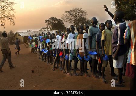17. Januar 2003 - USA - KRT WORLD NEWS STAND ALONE PHOTO SLUGGED: UGANDA KRT PHOTO VON DEBBIE MORELLO/WORLD FOOD PROGRAM (24. Januar) Kinder stehen zum Abendessen im Gusco Centre, a Place for ehemals entführten Children, 15. Januar 2003 an. Das Zentrum wird vom Welternährungsprogramm und von NRO unterstützt (lde) 2003 (Kreditbild: © Debbie Morello/mct/ZUMAPRESS.com) Stockfoto