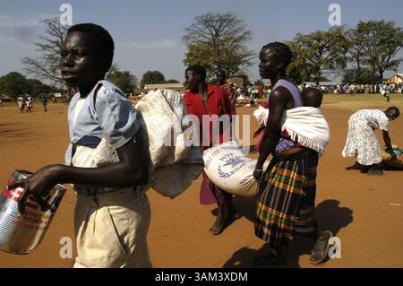 17. Januar 2003 - USA - KRT WORLD NEWS STAND ALONE FOTO: UGANDA KRT FOTO VON DEBBIE MORELLO/WORLD FOOD PROGRAM (24. Januar) Frauen haben Lebensmittel, die sie am 17. Januar 2003 vom Welternährungsprogramm Atiak, etwa 30 Kilometer von der sudanesischen Grenze entfernt, erhalten haben. (lde) 2003 (Kreditbild: © Debbie Morello/mct/ZUMAPRESS.com) Stockfoto