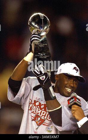 26. Januar 2003 - USA - KRT SPORTS STORY SLUGGED: SUPERBOWL KRT FOTO VON GARY W. GREEN/ORLANDO SENTINEL (26. Januar) SAN DIEGO, CA - Super Bowl MVP Dexter Jackson aus Tampa Bay hält die Lombardi Trophy, während er den Sieg der Buccaneers 48-21 über Oakland im Super Bowl XXXVII am Sonntag, 26. Januar 2003 feiert. (gsb) 2003 (Kreditbild: © Patrick Schneider/mct/ZUMAPRESS.com) Stockfoto