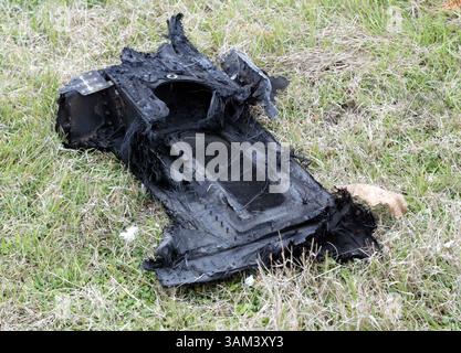 2. Februar 2003 - USA - KEINE MAGIE, KEINE VERKÄUFE BIS 2. Februar 16/2003 --KRT US NEWS STORY SLUGGED: SHUTTLE KRT FOTO VON GREGG ELLMAN/FORT WORTH STAR-TELEGRAM (DALLAS OUT) (2. Februar) DOUGLASS, TX -- Ein Stück Trümmer, das vermutlich aus dem Space Shuttle Columbia stammt, liegt auf der Farm von Fred Schwiem, am Sonntag, 2. Februar 2003. Columbia trennte sich, als sie am Samstag auf die Erde zurückkehrte. (gsb) 2003 (Bild: © Gregg Ellman/mct/ZUMAPRESS.com) Stockfoto