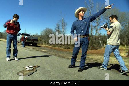 1. Februar 2003 - USA - KEINE MAGIE, KEINE VERKÄUFE BIS ZUM 15/03 -- KRT US-NACHRICHTEN SCHLEPPTEN: SHUTTLE KRT FOTO VON RICK MOON/FORT WORTH STAR-TELEGRAMM (DALLAS OUT) (1. Februar) ALTO, TX - Freiwilliger Feuerwehrmann Terry Perkins, Zentrum, führt Fahrer um Trümmer des Space Shuttle Columbia auf dem Highway 21 in der Nähe von Alto, Texas, Samstag, 1. Februar 2003. (smd) 2003 (Abbildung: © Rick Moon/mct/ZUMAPRESS.com) Stockfoto