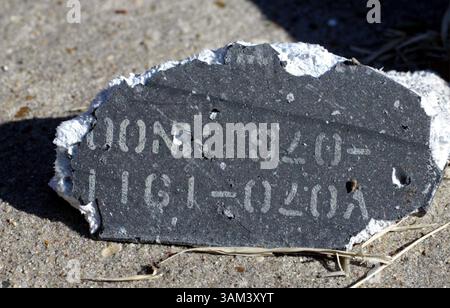 1. Februar 2003 - USA - KEINE MAGIE, KEINE VERKÄUFE -- KRT US NEWS STORY SCHLEPPTE: SHUTTLE KRT FOTO VON IRWIN THOMPSON/DALLAS MORNING NEWS (1. Februar) KERENS, TX - Eine Nahaufnahme eines Teils des Space Shuttle Columbia, das am 1. Februar 2003 in Kerens, Texas, in der Nähe des Highway 309 fiel. (smd) 2003 (Kreditbild: © Irwin Thompson/mct/ZUMAPRESS.com) Stockfoto