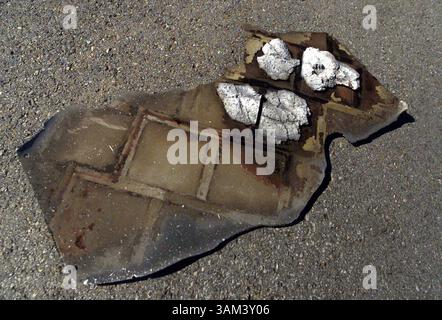 1. Februar 2003 - USA - KEINE FLUGZEUGE, KEINE VERKÄUFE BIS ZUM 15/03 -- KRT US NEWS STORY SCHLEPPTE: SHUTTLE KRT FOTO VON RICK MOON/FORT WORTH STAR-TELEGRAMM (DALLAS OUT) (1. Februar) ALTO, TX - Trümmer des Space Shuttle Columbia sitzt am Highway 21 in der Nähe von Alto, Texas, Samstag, 1. Februar 2003. (smd) 2003 (Abbildung: © Rick Moon/mct/ZUMAPRESS.com) Stockfoto