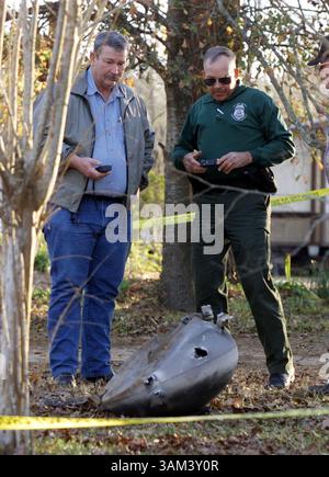 1. Februar 2003 - USA - KEINE KARTEN, KEINE VERKÄUFE BIS ZUM 15/03 -- KRT US NEWS STORY SCHLEPPTE: SHUTTLE KRT FOTO VON PAUL MOSELEY/FORT WORTH STAR-TELEGRAMM (DALLAS OUT) (1. Februar) BRONSON, TX - Bundesermittler, halten GPS-Instrumente, schauen über ein Stück des Space Shuttle Columbia, nahe Bronson, Texas, Samstag, 1. Februar, 2003. (smd) 2003 (Bild: © Paul Moseley/mct/ZUMAPRESS.com) Stockfoto