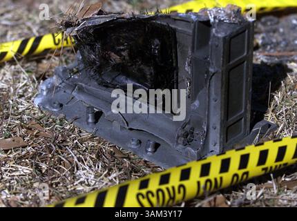 FEBRUAR 2003 - USA - KEINE MAGIE, KEINE VERKÄUFE BIS ZUM 15/03 -- KRT US NEWS STORY SCHLEPPT: SHUTTLE KRT FOTO VON RICK MOON/FORT WORTH STAR-TELEGRAMM (DALLAS OUT) (1. FEBRUAR) ST. AUGUSTINE, TX – am Samstag, den 1. Februar 2003, liegt Ein Shuttle Columbia westlich von San Augustine, Texas, an der Seite des Highway 21. (smd) 2003 (Abbildung: © Rick Moon/mct/ZUMAPRESS.com) Stockfoto