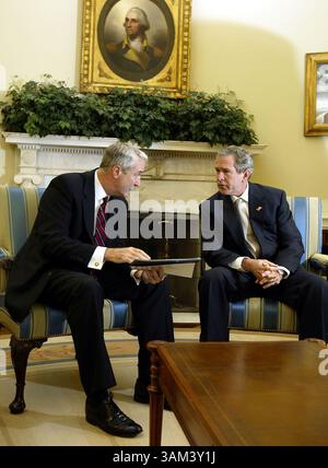 3. Februar 2003 - US-KRT US NEWS STORY SLUGGED: SHUTTLE KRT FOTO VON CHUCK KENNEDY/KRT (3. Februar) WASHINGTON, DC - Präsident Bush trifft NASA-Administrator Sean O'Keefe am Montag, 3. Februar 2003 im Weißen Haus, um die Katastrophe des Space Shuttle Columbia zu diskutieren. (smd) 2003 (Bild: © Chuck Kennedy/mct/ZUMAPRESS.com) Stockfoto