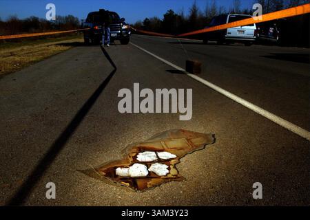 1. Februar 2003 - USA - KEINE MAGIE, KEINE VERKÄUFE - KRT US NEWS STORY SCHLEPPTE: SHUTTLE KRT FOTO VON JOSEPH VICTOR STEFANCHIK/DALLAS MORNING NEWS (1. Februar) ALTO, TX - Ein Teil der Trümmer des Space Shuttle Columbia liegt am Highway 21 zwischen Alto und Douglass, Texas, am Samstag, 1. Februar 2003. (smd) 2003 (Bild: © Joseph Victor Stefanchik/mct/ZUMAPRESS.com) Stockfoto