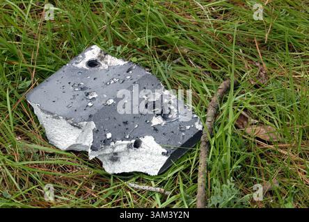 2. Februar 2003 - USA - KEINE MAGIE, KEINE VERKÄUFE BIS 2. Februar 16/2003 --KRT US NEWS STORY SLUGGED: SHUTTLE KRT FOTO VON GREGG ELLMAN/FORT WORTH STAR-TELEGRAM (DALLAS OUT) (2. Februar) DOUGLASS, TX -- Ein Stück Trümmer, das vermutlich aus dem Space Shuttle Columbia stammt, liegt auf der Farm von Fred Schwiem, am Sonntag, 2. Februar 2003. Columbia trennte sich, als sie am Samstag auf die Erde zurückkehrte. (gsb) 2003 (Bild: © Gregg Ellman/mct/ZUMAPRESS.com) Stockfoto