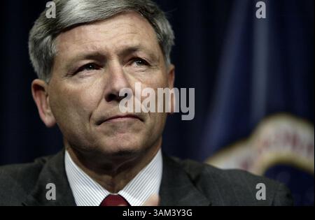 4. Februar 2003 - USA - KRT US NEWS STORY SLUGGED: SHUTTLE KRT FOTO VON CHUCK KENNEDY/KRT (4. Februar) WASHINGTON, D.C. -- Michael Kostelnik berichtet Reportern über die neuesten Informationen über die Space Shuttle Columbia Katastrophe im NASA-Hauptquartier am Dienstag, 4. Februar 2003, in Washington, D.C. (gsb) 2003 (Credit Image: © Chuck Kennedy/mct/ZUMAPRESS.com) Stockfoto