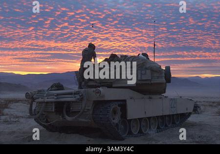 4. Februar 2003 - USA - KRT US NEWS STORY SLUGGED: USIRAQ-TRAINING KRT FOTO VON EDDIE LEDESMA/CONTRA COSTA TIMES (13. Februar) Ein schöner Sonnenuntergang in der Mojave-Wüste markiert das Ende eines langen Tages für Bravo Co., 1. Bataillon, 13. Panzerregiment, aus ft. Riley, Kansas, nach einem Kampf der Streitkräfte im National Training Center in ft. Irwin, Kalifornien am Dienstag, 21. Januar 2003. (lde) 2003. (Kreditbild: © Eddie Ledesma/mct/ZUMAPRESS.com) Stockfoto