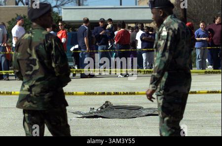 1. Februar 2003 - USA - KEINE MAGIE, KEINE VERKÄUFE BIS ZUM 15/03 -- KRT US-NACHRICHTEN SCHLEPPTEN: SHUTTLE KRT FOTO VON RICK MOON/FORT WORTH STAR-TELEGRAMM (DALLAS OUT) (1. Februar) NACOGDOCHES, TX - National Guardsmen bewachen Trümmer des Space Shuttle Columbia in der Innenstadt von Nacogdoches, Texas, Samstag, 1. Februar 2003. (smd) 2003 (Abbildung: © Rick Moon/mct/ZUMAPRESS.com) Stockfoto