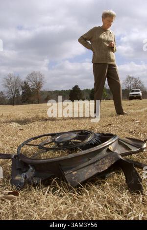2. Februar 2003 - USA - KEINE MAGIE, KEINE VERKÄUFE BIS 2. Februar 16/2003 --KRT US NEWS STORY SLUGGED: SHUTTLE KRT FOTO VON RODGER MALLISON/FORT WORTH STAR-TELEGRAM (DALLAS OUT) (2. Februar) NECHES, TX - Georgia Lanier schaut über ein Stück Trümmer, das vermutlich vom Space Shuttle Columbia stammt, in einem Feld in Neches, Texas, Sonntag, 2. Februar 2003. (gsb) 2003 (Bild: © Rodger Mallison/mct/ZUMAPRESS.com) Stockfoto