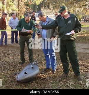 1. Februar 2003 - USA - KEINE KARTEN, KEINE VERKÄUFE BIS ZUM 15/03 -- KRT US NEWS STORY SCHLEPPTE: SHUTTLE KRT FOTO VON PAUL MOSELEY/FORT WORTH STAR-TELEGRAMM (DALLAS OUT) (1. Februar) BRONSON, TX - Bundesermittler, halten GPS-Instrumente, schauen über ein Stück des Space Shuttle Columbia, nahe Bronson, Texas, Samstag, 1. Februar, 2003. (smd) 2003 (Bild: © Paul Moseley/mct/ZUMAPRESS.com) Stockfoto