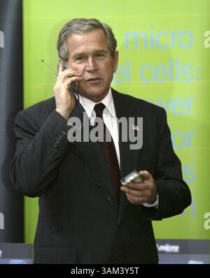 6. Februar 2003 - USA - KRT STANDALONE US NEWS PHOTOS SLUGGED: BUSH KRT PHOTOGRAPHIE VON CHUCK KENNEDY/KRT (6. Februar) WASHINGTON, D.C. -- US-Präsident George W. Bush spricht am 6. Februar 2003 über ein Handy mit Wasserstoff-Brennstoffzellen im National Building Museum in Washington, D.C. (nk) 2003 (Bild: © PHOTOGNOSOURCE/mct/ZUMAPRESS.com) Stockfoto