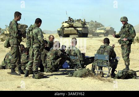 4. Februar 2003 - USA - KRT US NEWS STORY SLUGGED: USIRAQ-TRAINING KRT FOTO VON EDDIE LEDESMA/CONTRA COSTA TIMES (13. Februar) US Army Soldaten des 1. Bataillons, 13. Panzerregiment, aus ft. Riley, Kansas, nimmt an einer Nachbesprechung Teil, um ihre Leistung während eines Kampfes im National Training Center in ft zu beurteilen. Irwin, Kalifornien am Dienstag, 21. Januar 2003. (lde) 2003. (Kreditbild: © Eddie Ledesma/mct/ZUMAPRESS.com) Stockfoto