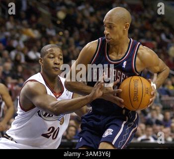 5. Februar 2003 - USA - KRT SPORTS STORY SLUGGED: NETS-SIXERS KRT FOTO VON JERRY LODRIGUSS/PHILADELPHIA INQUIRER (5. Februar) PHILADELPHIA, PA - New Jersey Nets' Kerry Kittles, rechts, fährt gegen Philadelphias Eric Snow beim Nets 111-85-Sieg Mittwoch, 5. Februar 2003. (gsb) 2003 (Bild: © Jerry Lodriguss/mct/ZUMAPRESS.com) Stockfoto