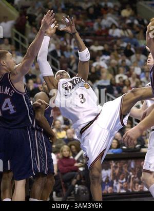 5. Februar 2003 - USA - KRT SPORTS STORY SLUGGED: NETS-SIXERS KRT FOTO VON JERRY LODRIGUSS/PHILADELPHIA INQUIRER (5. Februar) PHILADELPHIA, PA - Philadelphias Allen Iverson (3) kämpft mit New Jersey's Aaron Williams beim Nets 111-85-Sieg Mittwoch, 5. Februar 2003. (gsb) 2003 (Bild: © Jerry Lodriguss/mct/ZUMAPRESS.com) Stockfoto