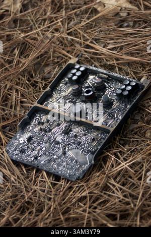 2. Februar 2003 - USA - KEINE MAGIE, KEINE VERKÄUFE BIS ZUM 2. Februar 16/2003 --KRT US NEWS STORY SLUGGED: SHUTTLE KRT FOTO VON RODGER MALLISON/FORT WORTH STAR-TELEGRAM (DALLAS OUT) (2. Februar) NECHES, TX -- Ein Stück Trümmer, das vermutlich aus dem Space Shuttle Columbia stammt, liegt auf einem Feld in Neches, Texas, Sonntag, 2. Februar 2003. (gsb) 2003 (Bild: © Rodger Mallison/mct/ZUMAPRESS.com) Stockfoto