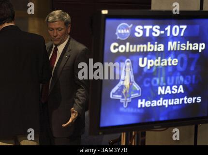 4. Februar 2003 - USA - KRT US NEWS STORY SLUGGED: SHUTTLE KRT FOTO VON CHUCK KENNEDY/KRT (4. Februar) WASHINGTON, D.C. -- Michael Kostelnik berichtet Reportern über die neuesten Informationen über die Space Shuttle Columbia Katastrophe im NASA-Hauptquartier am Dienstag, 4. Februar 2003, in Washington, D.C. (gsb) 2003 (Credit Image: © Chuck Kennedy/mct/ZUMAPRESS.com) Stockfoto