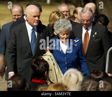 4. Februar 2003 - USA - KEINE MAGIE, KEINE VERKÄUFE - KRT US NEWS STORY SCHLEPPTE: SHUTTLE-MEMORIAL KRT FOTO VON ERICH SCHLEGEL/DALLAS MORNING NEWS (4. Februar) HOUSTON, TX -- der ehemalige US-Senator und Astronaut John Glenn, verließ den Sender und seine Frau Annie, nehmen am Dienstag, 4. Februar 2003 in Houston, Texas, an einer Gedenkfeier für die Crew des Space Shuttle Columbia Teil. (gsb) 2003 (Bild: © Erich Schlegel/mct/ZUMAPRESS.com) Stockfoto