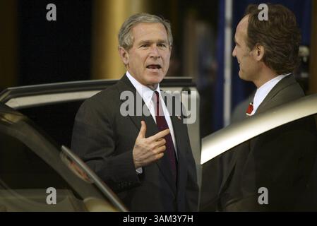 6. Februar 2003 - USA - KRT EIGENSTÄNDIGE US-NACHRICHTENFOTOS SCHLEPPTE: BUSH KRT FOTO VON CHUCK KENNEDY/KRT (6. Februar) WASHINGTON, D.C. -- US-Präsident George W. Bush spricht am 6. Februar 2003 mit GM V.P. Lawrence Burns, Ph.D. vor einem Fahrzeug, das Wasserstoff-Brennstoffzellen als Energiequelle im National Building Museum in Washington, D.C. verwendet. (nk) 2003 (Bild: © PHOTOGNOSOURCE/mct/ZUMAPRESS.com) Stockfoto