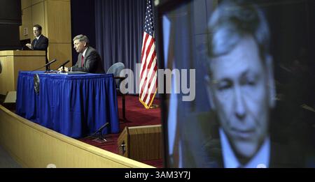 4. Februar 2003 - USA - KRT US NEWS STORY SLUGGED: SHUTTLE KRT FOTO VON CHUCK KENNEDY/KRT (4. Februar) WASHINGTON, D.C. -- Michael Kostelnik berichtet Reportern über die neuesten Informationen über die Space Shuttle Columbia Katastrophe im NASA-Hauptquartier am Dienstag, 4. Februar 2003, in Washington, D.C. (gsb) 2003 (Credit Image: © Chuck Kennedy/mct/ZUMAPRESS.com) Stockfoto