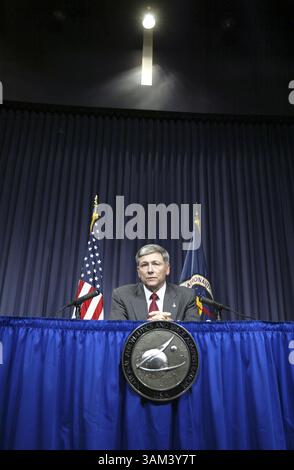 4. Februar 2003 - USA - KRT US NEWS STORY SLUGGED: SHUTTLE KRT FOTO VON CHUCK KENNEDY/KRT (4. Februar) WASHINGTON, D.C. -- Michael Kostelnik berichtet Reportern über die neuesten Informationen über die Space Shuttle Columbia Katastrophe im NASA-Hauptquartier am Dienstag, 4. Februar 2003, in Washington, D.C. (gsb) 2003 (Credit Image: © Chuck Kennedy/mct/ZUMAPRESS.com) Stockfoto