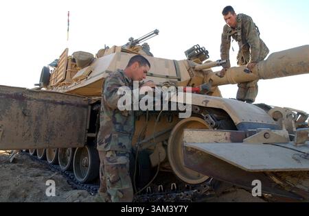 4. Februar 2003 - USA - KRT US NEWS STORY SLUGGED: USIRAQ-SOLDIERS KRT FOTO VON EDDIE LEDESMA/CONTRA COSTA TIMES (13. Februar) Sgt. 1st Class Ralph Brewer, links, und SPC. Nathan Flowers, aus Bravo Co., 1st Bataillon, 13th Armored Regiment, aus ft. Riley, Kansas, repariert eine Panzerspur auf einem Abrams-Panzer M1A1, während er sich auf eine Schlacht im National Training Center in ft vorbereitet. Irwin, Kalifornien am Dienstag, 21. Januar 2003. (lde) 2003. (Kreditbild: © Eddie Ledesma/mct/ZUMAPRESS.com) Stockfoto
