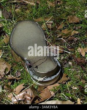 1. Februar 2003 - USA - KEINE MAGIE, KEIN VERKAUF BIS ZUM 15/03 --KRT US-NEWS STORY SCHLEPPTE: SHUTTLE KRT FOTO VON IAN MCVEA/FORT WORTH STAR-TELEGRAMM (DALLAS OUT) (1. Februar) BRONSON, TX - Eine Schuhsohle, anscheinend von einem Raumanzug eines Crew-Mitglieds des Space Shuttle Columbia, wurde dort markiert, wo sie mit anderen Trümmern in der Nähe eines Hauses in BRONSON, Texas, am Samstag, 1. Februar 2003, Texas, angekommen ist. (smd) 2003 (Kreditbild: © Ian McVea/mct/ZUMAPRESS.com) Stockfoto