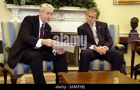 3. Februar 2003 - US-KRT US NEWS STORY SLUGGED: SHUTTLE KRT FOTO VON CHUCK KENNEDY/KRT (3. Februar) WASHINGTON, DC - Präsident Bush trifft NASA-Administrator Sean O'Keefe am Montag, 3. Februar 2003 im Weißen Haus, um die Katastrophe des Space Shuttle Columbia zu diskutieren. (smd) 2003 (Bild: © Chuck Kennedy/mct/ZUMAPRESS.com) Stockfoto