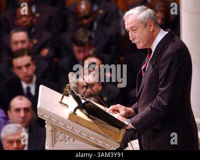 6. Februar 2003 - US - KRT US NEWS STORY SLUGGED: SHUTTLE-MEMORIAL KRT FOTO VON GEORGE BRIDGES/KRT (6. Februar) WASHINGTON, D.C. --NASA-Administrator Sean O'Keefe spricht bei einer Gedenkfeier an der National Cathedral Donnerstag, 6. Februar 2003, für die Crew des Space Shuttle Columbia. (gsb) 2003 (Kreditbild: © George Bridges/mct/ZUMAPRESS.com) Stockfoto