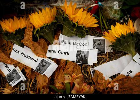 7. Februar 2003 - USA - KEINE MAGIE, KEIN VERKAUF -- KRT US NEWS STORY SCHLEPPTE: SHUTTLE KRT FOTO VON BARBARA DAVIDSON/DALLAS MORNING NEWS (7. Februar) HOUSTON, TX -- Blumen liegen in einer Gedenkstätte für die Crew des Space Shuttle Columbia im Johnson Space Center in Houston, Texas, am 7. Februar 2003. (gsb) 2003 (Kreditbild: © Michael Ainsworth/mct/ZUMAPRESS.com) Stockfoto