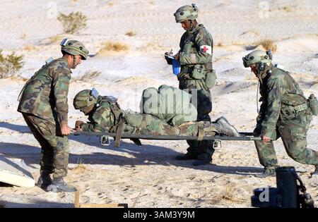 4. Februar 2003 - USA - KRT US NEWS STORY SLUGGED: USIRAQ-TRAINING KRT FOTO VON EDDIE LEDESMA/CONTRA COSTA TIMES (13. Februar) Bravo Company Medic SPC. Randy Stevenson, 21, aus Americus, Georgia, hinten, vom 1. Batt., 13. Rüstungsregal, stationiert in ft. Riley, Kansas, macht eine Notiz über einen verwundeten Soldaten, der während eines Kampfes im National Training Center in ft vom Schlachtfeld evakuiert wurde. Irwin, Kalifornien am Sonntag, 26. Januar 2003. (lde) 2003. (Kreditbild: © Eddie Ledesma/mct/ZUMAPRESS.com) Stockfoto