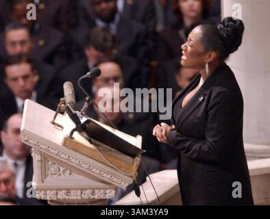 6. Februar 2003 - USA - KRT US NEWS STORY SLUGGED: SHUTTLE-MEMORIAL KRT FOTO VON GEORGE BRIDGES/KRT (6. Februar) WASHINGTON, D.C. - Pattie LaBell spielt ein Lied bei einer Gedenkfeier in der National Cathedral Donnerstag, 6. Februar 2003, für die Crew des Space Shuttle Columbia. (gsb) 2003 (Kreditbild: © George Bridges/mct/ZUMAPRESS.com) Stockfoto