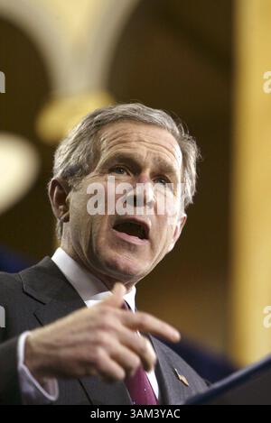 6. Februar 2003 - USA - KRT STANDALONE US NEWS PHOTOS SLUGGED: BUSH KRT PHOTOGRAPHIE VON CHUCK KENNEDY/KRT (FEB 6) WASHINGTON, D.C. -- US-Präsident George W. Bush spricht am 6. Februar 2003 im National Building Museum in Washington, D.C. über die Verwendung von Wasserstoff-Brennstoffzellen als Energiequellen für Konsumgüter. (nk) 2003 (Bild: © PHOTOGNOSOURCE/mct/ZUMAPRESS.com) Stockfoto
