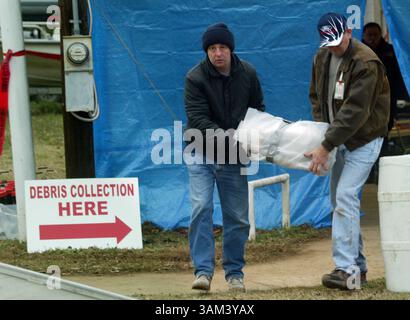 7. Februar 2003 - USA - KEINE KARTEN, KEINE VERKÄUFE -- KRT US NEWS STORY SCHLEPPTE: SHUTTLE KRT FOTO VON MICHAEL MULVEY/DALLAS MORNING NEWS (7. Februar) HEMPHILL, TX - Beamte transportieren am 7. Februar 2003 ein gewickeltes Stück Trümmer vom Space Shuttle Columbia zu einem wartenden Van in Hemphill, Texas. (gsb) 2003 (Bild: © Michael Mulvey/mct/ZUMAPRESS.com) Stockfoto