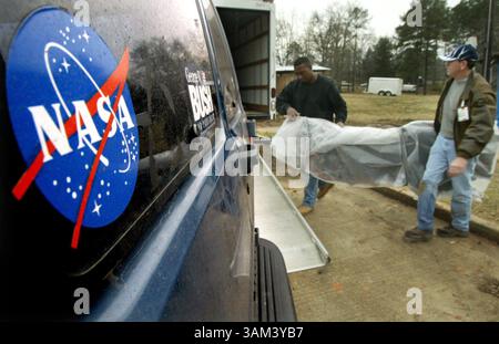 7. Februar 2003 - USA - KEINE KARTEN, KEINE VERKÄUFE -- KRT US NEWS STORY SCHLEPPTE: SHUTTLE KRT FOTO VON MICHAEL MULVEY/DALLAS MORNING NEWS (7. Februar) HEMPHILL, TX - Beamte transportieren am 7. Februar 2003 ein gewickeltes Stück Trümmer vom Space Shuttle Columbia zu einem wartenden Van in Hemphill, Texas. (gsb) 2003 (Bild: © Michael Mulvey/mct/ZUMAPRESS.com) Stockfoto