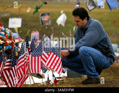 8. Februar 2003 - USA - KEINE KARTEN, KEINE VERKÄUFE -- KRT US NEWS STORY SCHLEPPTE: SHUTTLE KRT FOTO VON BARBARA DAVIDSON/DALLAS MORNING NEWS (8. Februar) HOUSTON, Texas - John Schubert besucht am Samstag, 8. Februar 2003 eine Gedenkstätte für die Crew des Space Shuttle Columbia im Johnson Space Center in Houston, Texas. (gsb) 2003 (Bild: © Barbara Davidson/mct/ZUMAPRESS.com) Stockfoto