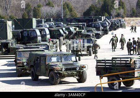 11. Februar 2003 - USA - KRT STAND ALONE US NEWS FOTO SCHLEPPTE: MILITÄR KRT FOTO VON PABLO ALCALA/LEXINGTON HERALD-FÜHRER (11. Februar) FORT CAMPBELL, KY -- Fahrzeuge werden auf Zugwagen geladen, während sich die 101. Airborne Division der US Army auf den Einsatz von Fort Campbell, Kentucky, am Dienstag, den 11. Februar 2003 vorbereitet. (gsb) 2003 (Kreditbild: © Pablo Alcala/mct/ZUMAPRESS.com) Stockfoto