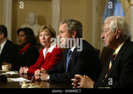 11. Februar 2003 - USA - KRT US-NEWS STORY SLUGGED: BUSH-WOHLFAHRT KRT FOTO VON CHUCK KENNEDY/KRT (11. Februar) WASHINGTON, DC - Präsident George W. Bush, Zentrum, trifft sich am Dienstag, den 11. Februar 2003 mit einer parteiübergreifenden Gruppe von Kongressmitgliedern zur Wohlfahrtsreform im Kabinettsaal des Weißen Hauses. Auf der linken Seite befindet sich Deborah Hall of Ohio und Ralph Hall of Texas, rechts. (gsb) 2003 (Bild: © Chuck Kennedy/mct/ZUMAPRESS.com) Stockfoto
