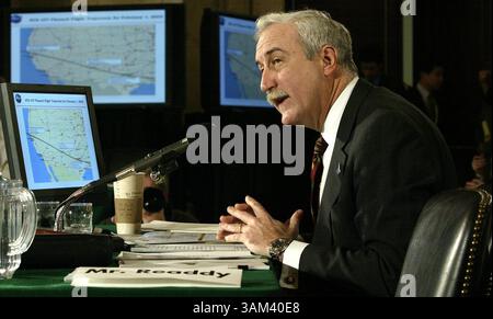 12. Februar 2003 - US - KRT US NEWS STORY SLUGGED: SHUTTLE KRT FOTO VON CHUCK KENNEDY/KRT (12. Februar) WASHINGTON, DC -- NASA-Administrator Sean O'Keefe sagt bei einer Anhörung über die Tragödie des Space Shuttle Columbia am Mittwoch, 12. Februar 2003 aus. (gsb) 2003 (Bild: © Chuck Kennedy/mct/ZUMAPRESS.com) Stockfoto