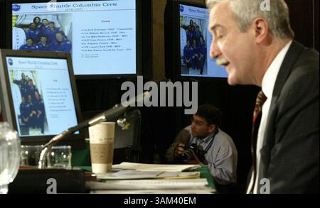 12. Februar 2003 - US - KRT US NEWS STORY SLUGGED: SHUTTLE KRT FOTO VON CHUCK KENNEDY/KRT (12. Februar) WASHINGTON, DC -- NASA-Administrator Sean O'Keefe sagt bei einer Anhörung über die Tragödie des Space Shuttle Columbia am Mittwoch, 12. Februar 2003 aus. (gsb) 2003 (Bild: © Chuck Kennedy/mct/ZUMAPRESS.com) Stockfoto