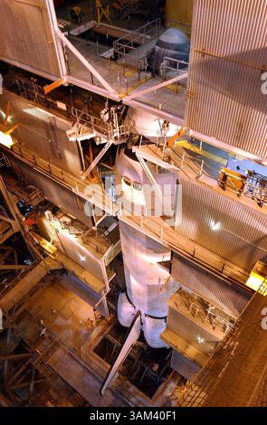 11. Februar 2003 - USA - KRT US NEWS STORY SLUGGED: SHUTTLE KRT FOTO VON RED HUBER/ORLANDO SENTINEL (MIAMI OUT) (11. Februar) CAPE CANAVERAL, FL -- das Space Shuttle Atlantis ist am Dienstag, den 11. Februar 2003 von Arbeitsplattformen im Montagebau des Kennedy Space Center umgeben. Atlantis sollte im März gestartet werden, aber die Zerstörung der Columbia, als sie auf die Erde zurückkehrte, hat alle bemannten Raumflüge gestoppt. (gsb) 2003 (Kreditbild: © Red Huber/mct/ZUMAPRESS.com) Stockfoto