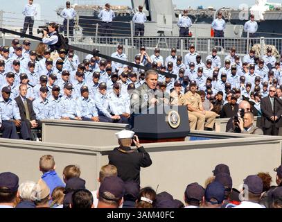 13. Februar 2003 - USA - KRT US-NEWS STORY SLUGGED: BUSH KRT FOTO VON PH2 TOIETE JACKSON/US NAVY NEWS FOTO (13. Februar) JACKSONVILLE, FL -- Präsident George W. Bush spricht am Donnerstag, 13. Februar 2003 auf der Mayport Naval Station. (gsb) 2003 (Kreditbild: © Ph2 Toiete Jackson/mct/ZUMAPRESS.com) Stockfoto