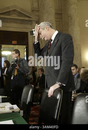 12. Februar 2003 - US - KRT US NEWS STORY SLUGGED: SHUTTLE KRT FOTO VON CHUCK KENNEDY/KRT (12. Februar) WASHINGTON, DC -- NASA-Administrator Sean O'Keefe wischt sich die Stirn, bevor er bei einer Anhörung über die Tragödie des Space Shuttle Columbia am Mittwoch, 12. Februar 2003 aussagt. (gsb) 2003 (Bild: © Chuck Kennedy/mct/ZUMAPRESS.com) Stockfoto