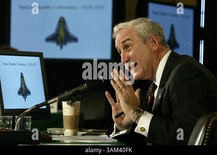 12. Februar 2003 - US - KRT US NEWS STORY SLUGGED: SHUTTLE KRT FOTO VON CHUCK KENNEDY/KRT (12. Februar) WASHINGTON, DC -- NASA-Administrator Sean O'Keefe sagt bei einer Anhörung über die Tragödie des Space Shuttle Columbia am Mittwoch, 12. Februar 2003 aus. (gsb) 2003 (Bild: © Chuck Kennedy/mct/ZUMAPRESS.com) Stockfoto