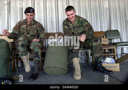 11. Februar 2003 - USA - KRT STAND ALONE US NEWS FOTO SCHLEPPTE: MILITÄR KRT FOTO VON PABLO ALCALA/LEXINGTON HERALD-FÜHRER (11. Februar) FORT CAMPBELL, KY - Sgt. Rodolfo Ortiz, links, und PFC Steven Herny versuchen ihre neu ausgestellten Wüstenstiefel, während sie sich auf den Einsatz von Fort Campbell, Kentucky, am Dienstag, 11. Februar 2003 vorbereiten. (gsb) 2003 (Kreditbild: © Pablo Alcala/mct/ZUMAPRESS.com) Stockfoto