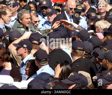 13. Februar 2003 - USA - KRT US-NEWS STORY SLUGGED: BUSH KRT FOTO VON PH2 TOIETE JACKSON/US NAVY NEWS FOTO (13. Februar) JACKSONVILLE, FL -- Präsident George W. Bush begrüßt die Seeleute auf der Mayport Naval Station nach einer Rede am Donnerstag, 13. Februar 2003. (gsb) 2003 (Kreditbild: © Ph2 Toiete Jackson/mct/ZUMAPRESS.com) Stockfoto